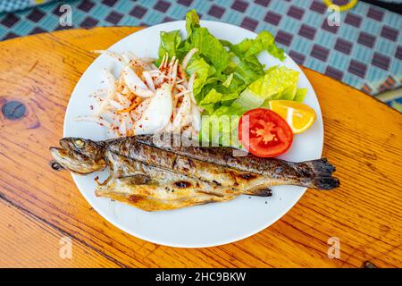 Teller mit frisch gebackenen Regenbogenforellen in einem Fischrestaurant Stockfoto