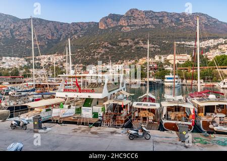 26. August 2021, Kas, Türkei: Ausflugsboote und Yachten im Yachthafen des beliebten Fischerortes Kas bei Sonnenuntergang Stockfoto