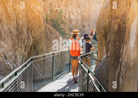 27. August 2021, Saklikent Canyon, Türkei: Massen von Touristen wandern auf dem Weg der Brücke entlang der Klippe zur berühmten Saklikent Gorge. Natürlich Stockfoto