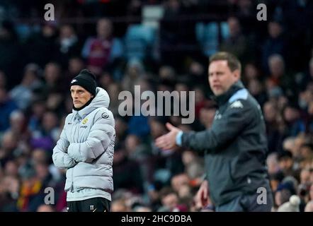 Chelsea-Manager Thomas Tuchel (links) beim Spiel in der Premier League in Villa Park, Birmingham. Bilddatum: Sonntag, 26. Dezember 2021. Stockfoto