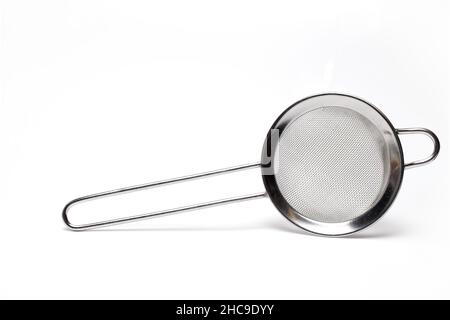 Nahaufnahme von kleinen silbernen Metallsieb Tee Küche Sieb isoliert auf weißem Hintergrund Stockfoto