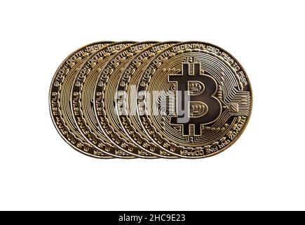 Bitcoin-Münzen-Stapel, Draufsicht, isoliert auf weißem Hintergrund. Mehrere Krypto-Währungssymbole. Stockfoto