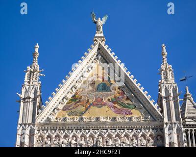 Krönung des Mosaiks der Jungfrau Maria an der Fassade des Doms von Siena Stockfoto