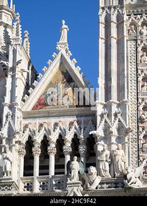 Siena Kathedrale Fassade Schnitzereien und Mosaik Stockfoto