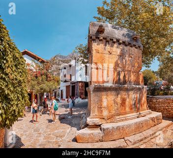 28. August 2021, Kas, Türkei: Lykisches Grab auf den Straßen der Touristenstadt Kas. Stockfoto