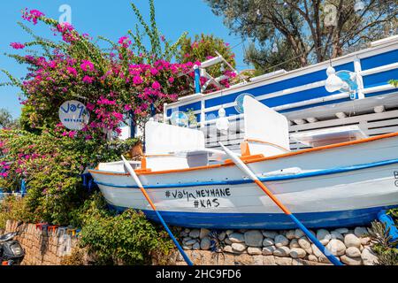 28. August 2021, Kas, Türkei: Ungewöhnliches Design eines Fischrestaurants mit Tischen in Form von Fischerbooten Stockfoto