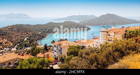 Majestätischer Panoramablick auf den Badeort Kas in der Türkei. Romantischer Hafen mit Yachten und Booten. Villen und Hotels mit roten Dächern sind für geöffnet Stockfoto