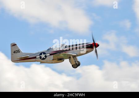 North American P-51D Mustang, North American P-51 Mustang NL405HC, 44-10753, Kampfflugzeug aus dem Zweiten Weltkrieg, das in Duxford, Großbritannien, abfliegt. Stockfoto