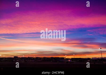 Sonnenuntergang am Flughafen Malpensa in Mailand (Mailand), Lombardei, Italien, Europa. Er ist einer der verkehrsreichsten Flughäfen Europas, die von hundert Reisenden genutzt werden. Stockfoto