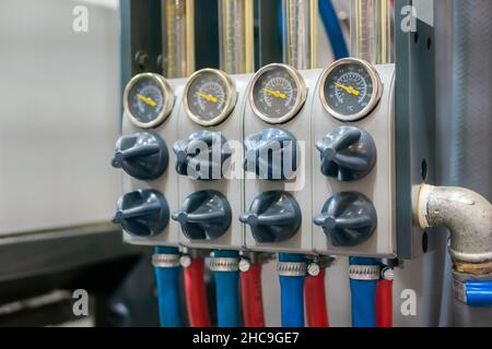 Durchflussmesser, Rotameter - Durchflussregler für Kühlsystem der Einspritzmaschine Stockfoto