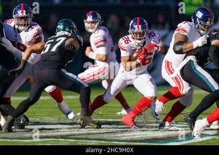 26. Dezember 2021: New York Giants laufen zurück Saquon Barkley (26) läuft mit dem Ball als Philadelphia Eagles Linebacker T.J. Edwards (57) verfolgt ihn während des NFL-Spiels zwischen den New York Giants und den Philadelphia Eagles am Lincoln Financial Field in Philadelphia, Pennsylvania. Christopher Szagola/CSM Stockfoto
