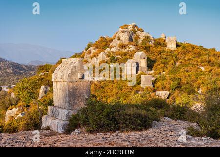Alte Gräber der lykischen griechischen Zivilisation auf der Bergspitze in der Nähe der Insel Kekova in der Türkei. Reiseziele in der Region Antalya Stockfoto