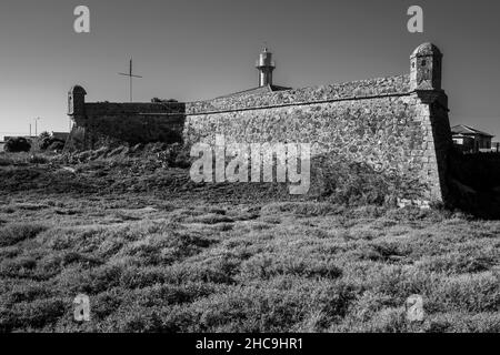 Blick auf den Leuchtturm Farol de Esposende an der Atlantikküste in Esposende, Portugal. Schwarzweiß-Foto. Stockfoto