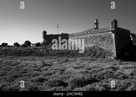 Leuchtturm Farol de Esposende am Atlantik in Esposende, Portugal. Schwarzweiß-Foto. Stockfoto