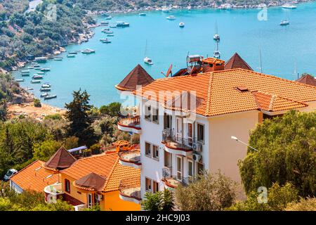 Häuser und Villen mit roten Dächern in einem Ferienort an einem steilen Berghang am Mittelmeer. Immobilien- und Stadtentwicklungskonzept Stockfoto