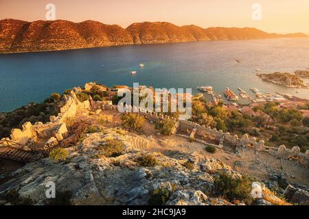 In der Nähe der versunkenen antiken Stadt Kekova in der Türkei segeln die Schiffe auf dem Meer. Blick von der Spitze des Schlosses Simena. Bootstouren zu Reisezielen Stockfoto