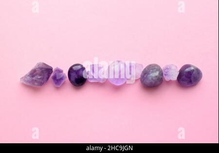 Edelsteine in verschiedenen Farben. Amethyst und Rosenquarz auf rosa Hintergrund. Stockfoto