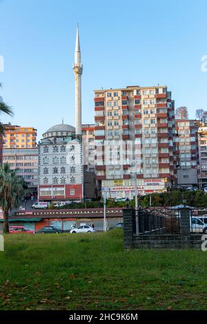 RIZE, TÜRKEI - 9. November 2021: Blick aus dem Stadtzentrum von Rize, einer wichtigen türkischen Stadt in der Karadeniz-Schwarzmeerregion. Stockfoto