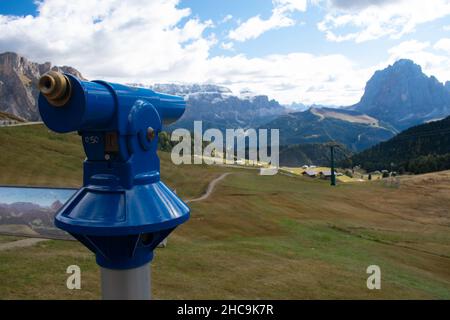 Teleskop und Karte der Dolomiten mit Bergen im Hintergrund. Europäische Alpen, Grödner Pass, Italien Stockfoto