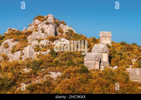 Alte Gräber der lykischen griechischen Zivilisation auf der Bergspitze in der Nähe der Insel Kekova in der Türkei. Reiseziele in der Region Antalya Stockfoto