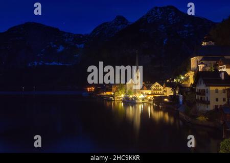 Klassische Nachtansicht der schönen alpinen Hallstätter Stadt und See, Österreich Stockfoto