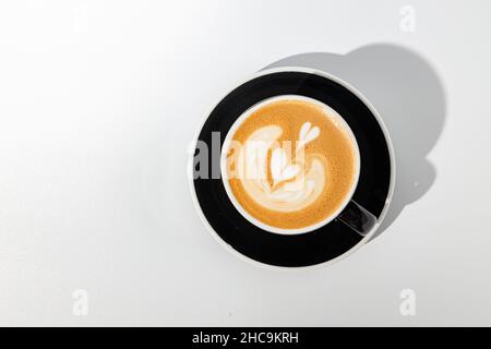Nahaufnahme des Espresso-Kaffees mit erwärmter Milch Stockfoto