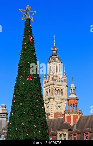 Der Glockenturm der Handelskammer (1910-1921) und der Alten Börse (1653) zu Weihnachten in Lille (Nord), Frankreich Stockfoto