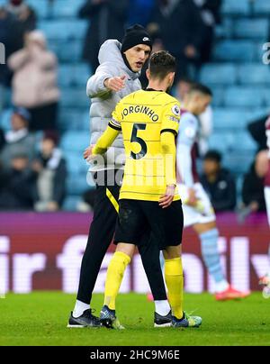 Chelsea-Manager Thomas Tuchel (links) umarmt Jorginsha am Ende des Spiels der Premier League in Villa Park, Birmingham. Bilddatum: Sonntag, 26. Dezember 2021. Stockfoto