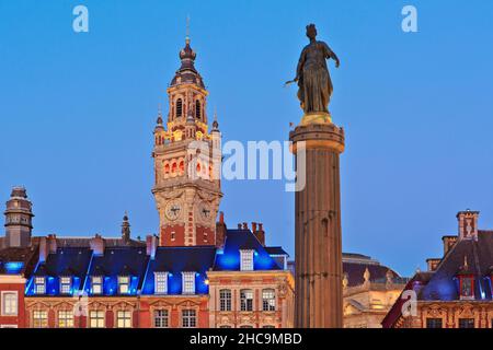 Die Säule der Göttin (Denkmal der Belagerung von 1792) und der Glockenturm der Handelskammer in Lille (Nord), Frankreich Stockfoto