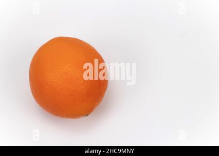 Orangefarbene Früchte isoliert auf weißem Hintergrund. Für Text platzieren. Stockfoto