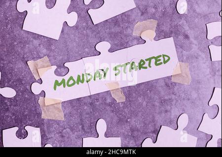 Konzeptionelle Bildunterschrift Montag begann. Geschäftsansatz die Vorbereitung auf die neue Woche die Ruhe ist vorbei lässt die Arbeit beginnen Aufbau eines unvollendeten weißen Jigsaw Stockfoto