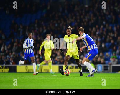 Brighton, Großbritannien. 26th Dez 2021. Ivan Toney von Brentford läuft mit dem Ball, den Dan Burn von Brighton und Hove Albion während des Premier League-Spiels zwischen Brighton & Hove Albion und Brentford am 26th 2021. Dezember beim Amex in Brighton, England, verfolgen. (Foto von Jeff Mood/phcimages.com) Quelle: PHC Images/Alamy Live News Stockfoto