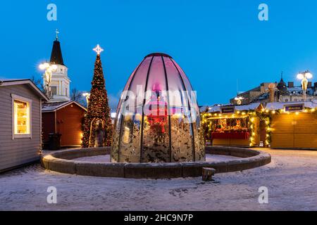 Brunnen unter der riesigen Klochenkirche auf dem Keskustori-Weihnachtsmarkt in Tampere, Finnland Stockfoto