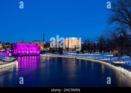 Tammerkoski Stromschnellen mit beleuchtetem Keskiputous Kraftwerk und Grand Hotel Tammer nach Einbruch der Dunkelheit in Tampere, Finnland Stockfoto