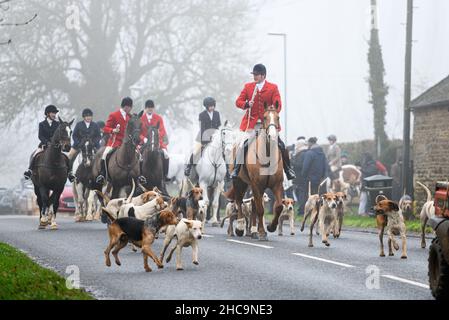 Huntsman Chris Edwards leitet das Cottesmore Hunt Boxing Day Treffen in Barleythorpe, Sonntag, 26. Dezember 2021 © 2021 Nico Morgan. Alle Rechte Vorbehalten Stockfoto