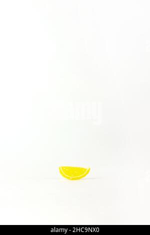 Zitronenfrucht Marmelade auf dem weißen. Dessert-Marmelade in Form von Zitronenscheiben. Das Essen war minimal Stockfoto