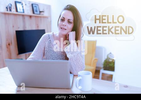 Schreiben mit Text Hallo Wochenende. Internet Konzept Kurzurlaub Abenteuer Freitag Positivität Entspannung Einladung Browsen Und Chatten In Social Stockfoto