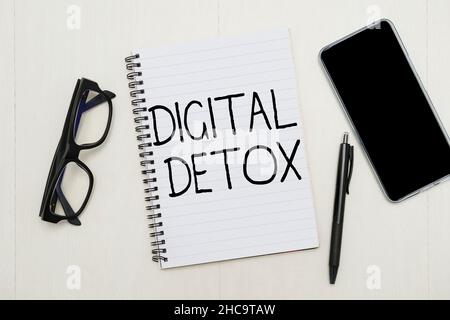 Schild mit der Anzeige Digital Detox. Wort geschrieben auf frei von elektronischen Geräten Trennen Sie die Verbindung wieder Unplugged auffällig Schulbüro Zubehör, Lehre Stockfoto