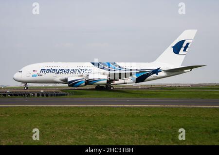 Paris, Frankreich - 17. April 2015: Malaysia Airlines fliegt mit dem Airbus A380 9M-MNF vom Flughafen Paris Charles de Gaulle ab Stockfoto