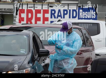 Austin, Texas, USA. 26th. Dezember 2021. Ein mobiler privater COVID-Teststandort, der im November nur wenig Verkehr verzeichnete, ist Ende Dezember überfordert, da Bewohner von Austin während der Feiertage auf die omicron-Variante getestet werden möchten. Gäste meldeten bis zu drei Stunden Wartezeit am Drive-Through-Standort, einer von mehreren wurde über die Weihnachtsfeiertage eröffnet. Kredit: Bob Daemmrich/Alamy Live Nachrichten Stockfoto