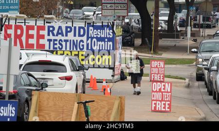 Austin, Texas, USA. 26th. Dezember 2021. Ein mobiler privater COVID-Teststandort, der im November nur wenig Verkehr verzeichnete, ist Ende Dezember überfordert, da Bewohner von Austin, TX, USA, während der Feiertage auf die omicron-Variante getestet werden möchten. Gäste meldeten bis zu drei Stunden Wartezeit am Drive-Through-Standort, einer von mehreren wurde über die Weihnachtsfeiertage eröffnet. Kredit: Bob Daemmrich/Alamy Live Nachrichten Stockfoto