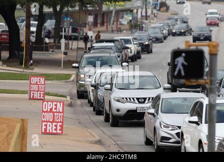 Austin, Texas, USA. 26th. Dezember 2021. Ein mobiler privater COVID-Teststandort, der im November nur wenig Verkehr verzeichnete, ist Ende Dezember überfordert, da Bewohner von Austin, TX, USA, während der Feiertage auf die omicron-Variante getestet werden möchten. Gäste meldeten bis zu drei Stunden Wartezeit am Drive-Through-Standort, einer von mehreren wurde über die Weihnachtsfeiertage eröffnet. Kredit: Bob Daemmrich/Alamy Live Nachrichten Stockfoto