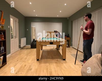Wettbewerbe Sport mit Bar Billard und Snooker in English Pub Spiele gewinnen gewonnen Spieler Spielzimmer Uhrbälle Ball Lichter Tischspiel Shooting Stockfoto
