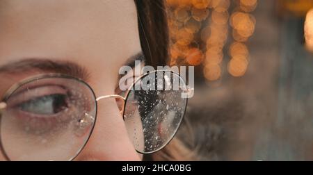 Nahaufnahme der Augen im Glas zur Korrektur des Sehvermögens Stockfoto