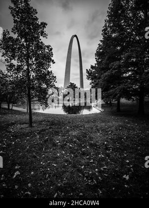 Vertikale Graustufenaufnahme des berühmten St. Louis Torbogens in den Vereinigten Staaten Stockfoto