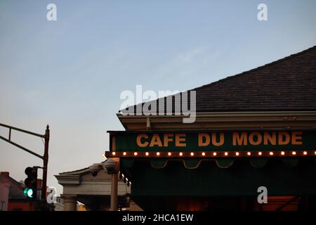 Außenansicht des 'Cafe du monde' in New Orleans, USA Stockfoto