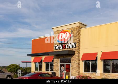 Flowood, MS - 15. Dezember 2021: Dairy Queen ist eine Fast-Food-Restaurantkette, die für Hamburger und Eisdesserts bekannt ist. Stockfoto