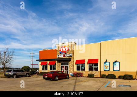 Flowood, MS - 15. Dezember 2021: Dairy Queen ist eine Fast-Food-Restaurantkette, die für Hamburger und Eisdesserts bekannt ist. Stockfoto