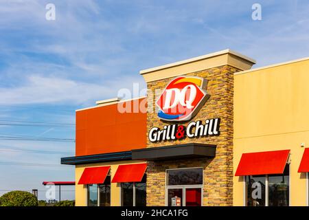 Flowood, MS - 15. Dezember 2021: Dairy Queen ist eine Fast-Food-Restaurantkette, die für Hamburger und Eisdesserts bekannt ist. Stockfoto