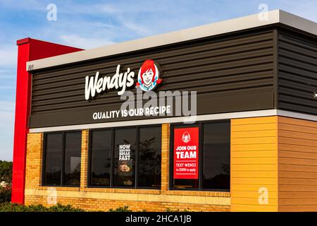 Flowood, MS - 15. Dezember 2021: Wendy's ist eine Fast-Food-Restaurantkette, die von Dave Thomas gegründet wurde und für Hamburger, Pommes Frites und Frosty's bekannt ist. Stockfoto